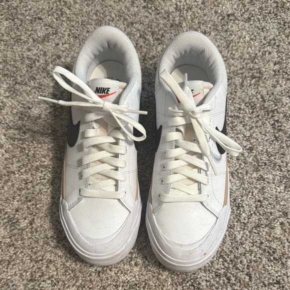 Nike White and Black Sneakers with Modern Design - Picture 3 of 6